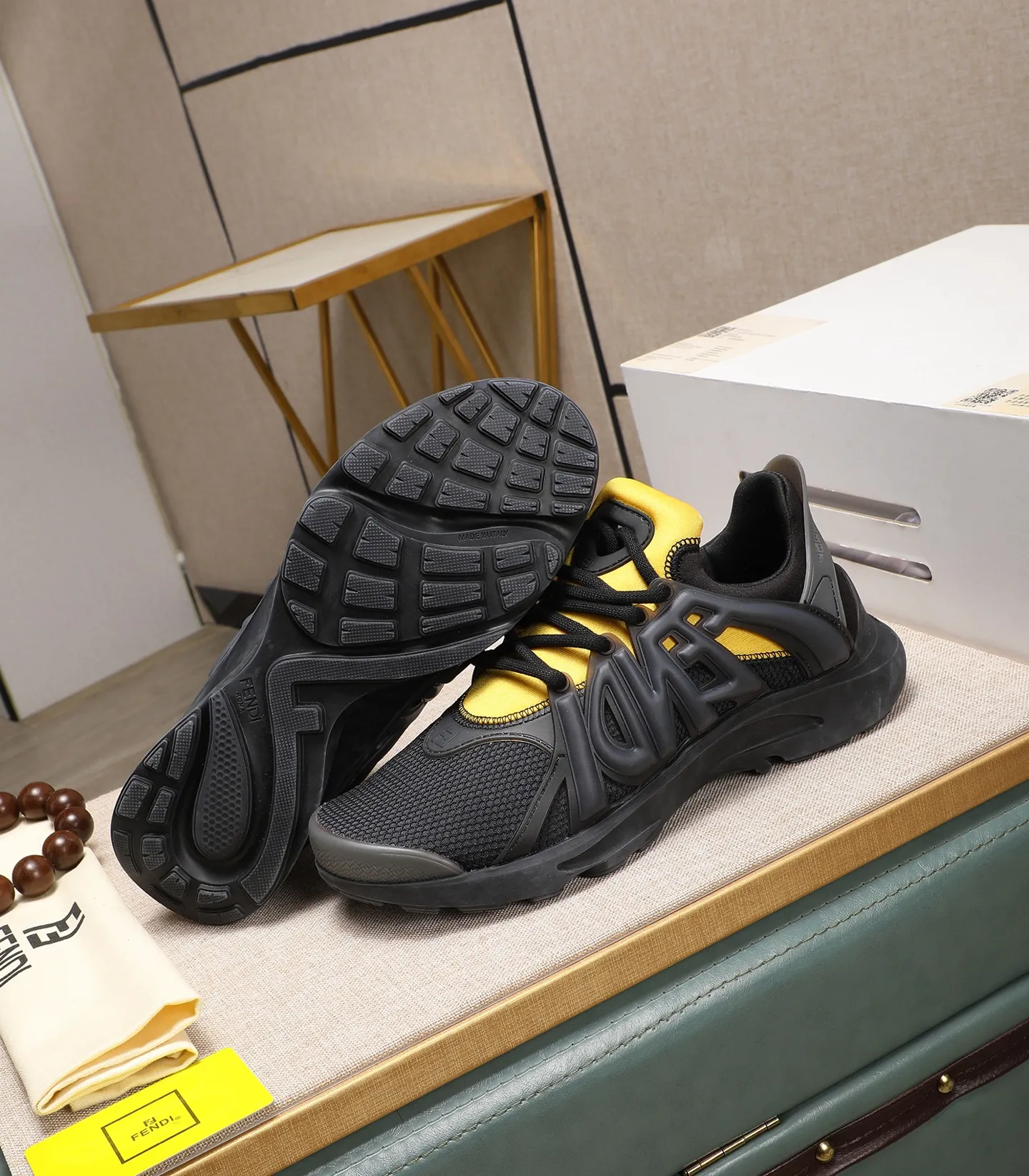 Men's Men's Shoes 💰800 Fendi Fendi's latest Tag series of men's casual mesh sports running shoes, originally purchased and developed, this Tag sneaker is a one-leg sneaker, made of black high-tech mesh material with gray neoprene details. Oversized FENDI lettering on the side and translucent rubber details. Light and flexible rubber running shoe soles, beautifully packaged at the delivery counter, customized breathable lining, original molded foam rubber outsole, sole thickness: 3.5CM! Size: 40-44 (customized at 39.45.46)